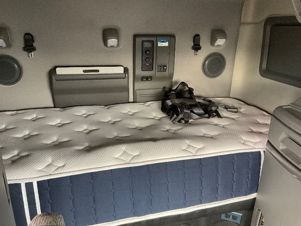 Sleeper Tractor-Heavy Duty Tractors-Volvo-2020-VNL64740-La Porte-IN-530,350\n\t\tmiles-$ 50,500 - Image 17