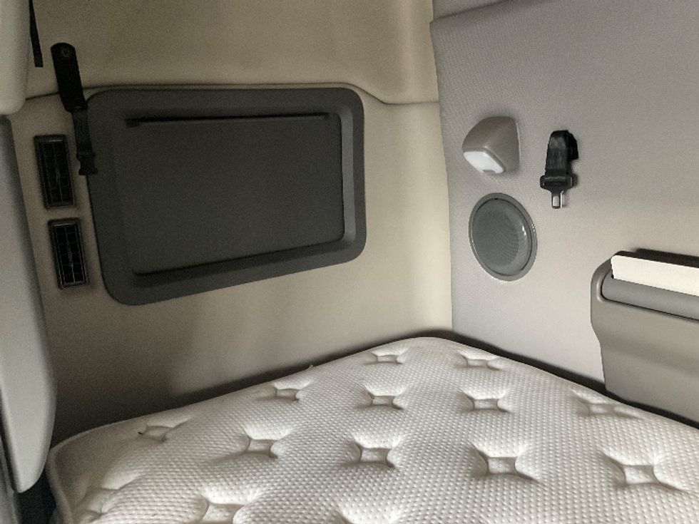 Sleeper Tractor-Heavy Duty Tractors-Volvo-2020-VNL64740-La Porte-IN-530,350\n\t\tmiles-$ 50,500 - Image 18