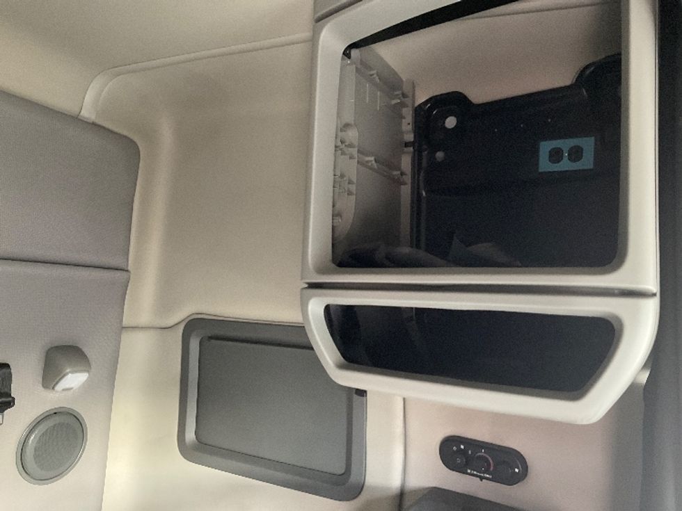 Sleeper Tractor-Heavy Duty Tractors-Volvo-2020-VNL64740-La Porte-IN-530,350\n\t\tmiles-$ 50,500 - Image 19