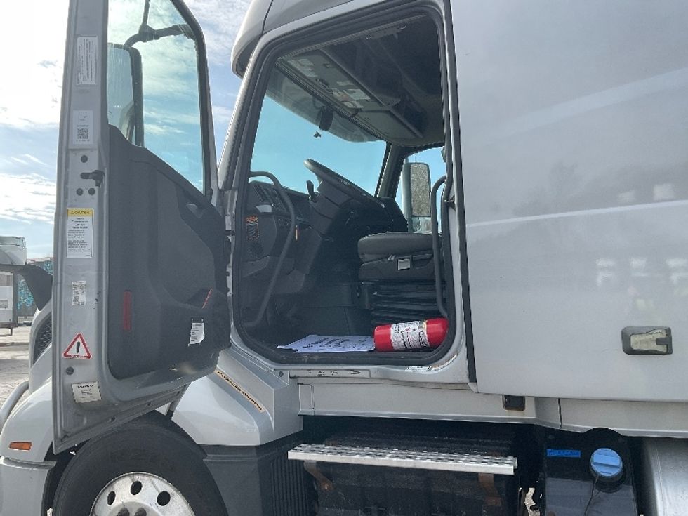 Sleeper Tractor-Heavy Duty Tractors-Volvo-2020-VNL64740-La Porte-IN-530,350\n\t\tmiles-$ 50,500 - Image 9