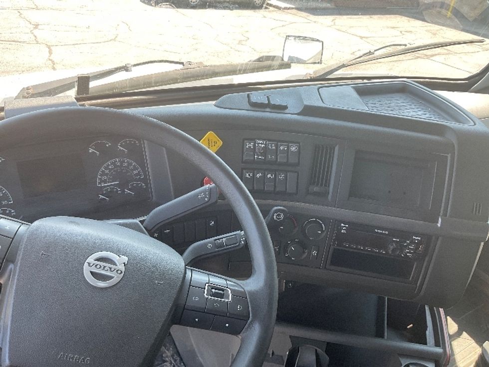 Sleeper Tractor-Heavy Duty Tractors-Volvo-2020-VNL64740-La Porte-IN-628,734\n\t\tmiles-$ 54,000 - Image 11