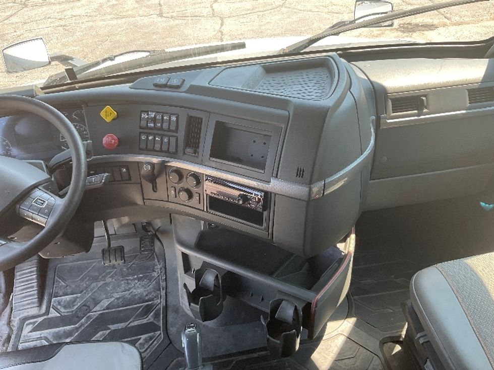 Sleeper Tractor-Heavy Duty Tractors-Volvo-2020-VNL64740-La Porte-IN-628,734\n\t\tmiles-$ 54,000 - Image 12