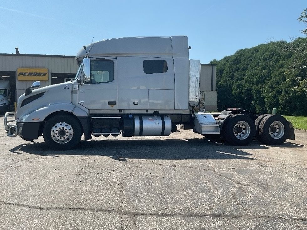 Sleeper Tractor-Heavy Duty Tractors-Volvo-2020-VNL64740-La Porte-IN-628,734\n\t\tmiles-$ 54,000 - Image 4