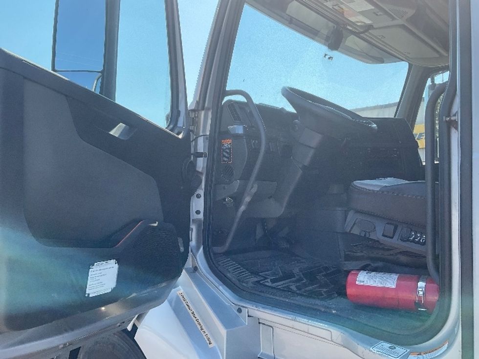 Sleeper Tractor-Heavy Duty Tractors-Volvo-2020-VNL64740-La Porte-IN-628,734\n\t\tmiles-$ 54,000 - Image 9
