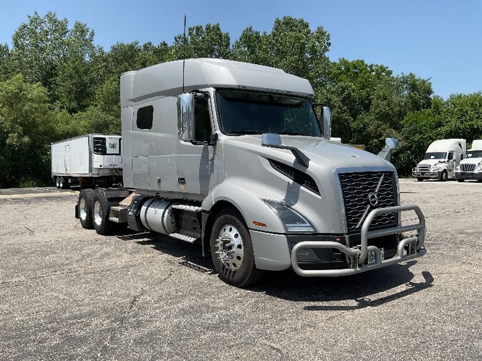 Sleeper Tractor-Heavy Duty Tractors-Volvo-2020-VNL64740-La Porte-IN-647,440\n\t\tmiles-$ 53,000 - Image 1