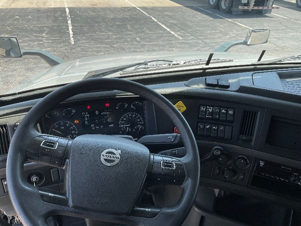 Sleeper Tractor-Heavy Duty Tractors-Volvo-2020-VNL64740-La Porte-IN-647,440\n\t\tmiles-$ 53,000 - Image 11