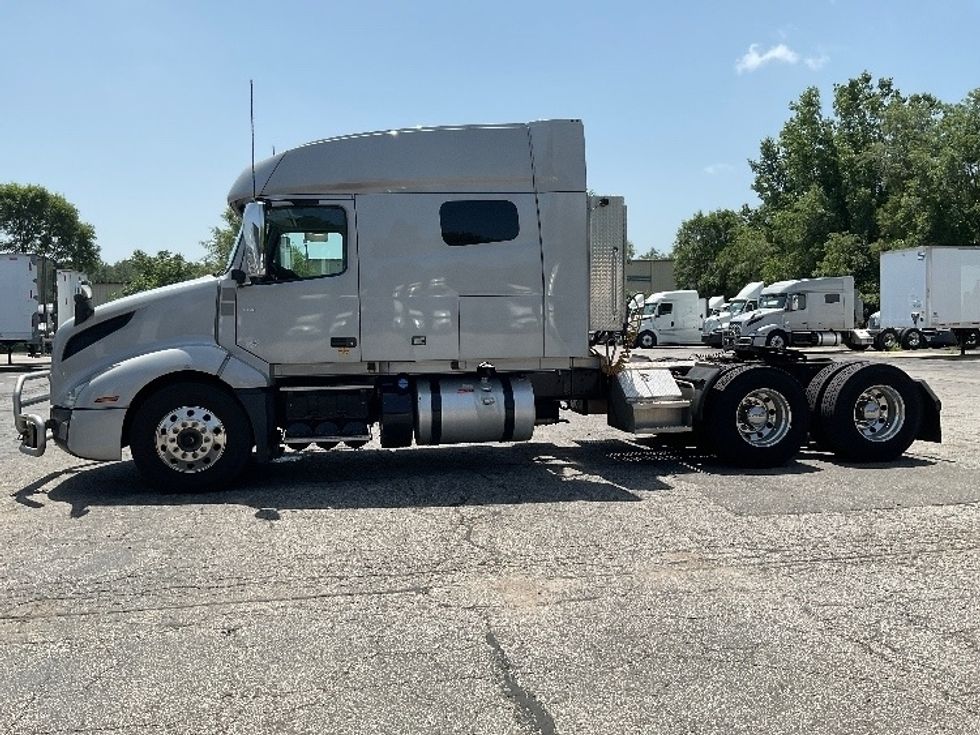 Sleeper Tractor-Heavy Duty Tractors-Volvo-2020-VNL64740-La Porte-IN-647,440\n\t\tmiles-$ 53,000 - Image 4