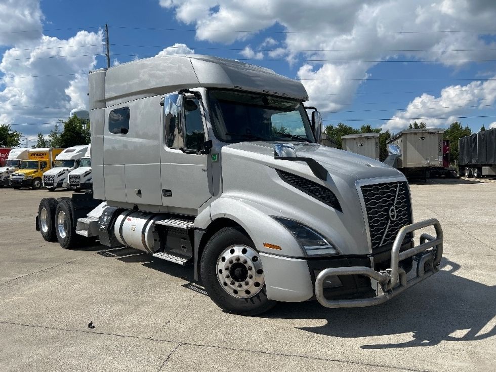 Sleeper Tractor-Heavy Duty Tractors-Volvo-2020-VNL64740-Louisville-KY-516,047\n\t\tmiles-$ 59,750 - Image 1
