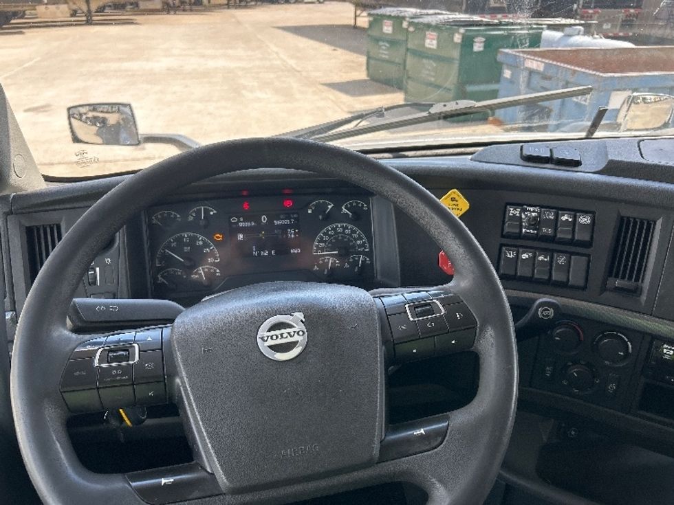 Sleeper Tractor-Heavy Duty Tractors-Volvo-2020-VNL64740-Louisville-KY-516,047\n\t\tmiles-$ 59,750 - Image 10