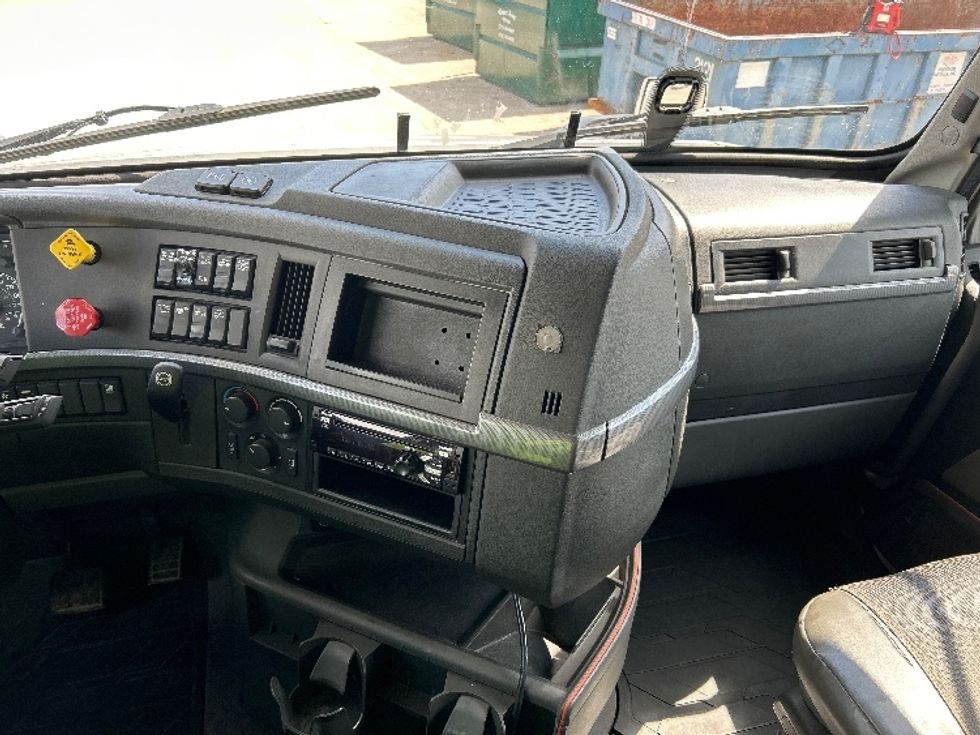 Sleeper Tractor-Heavy Duty Tractors-Volvo-2020-VNL64740-Louisville-KY-516,047\n\t\tmiles-$ 59,750 - Image 11