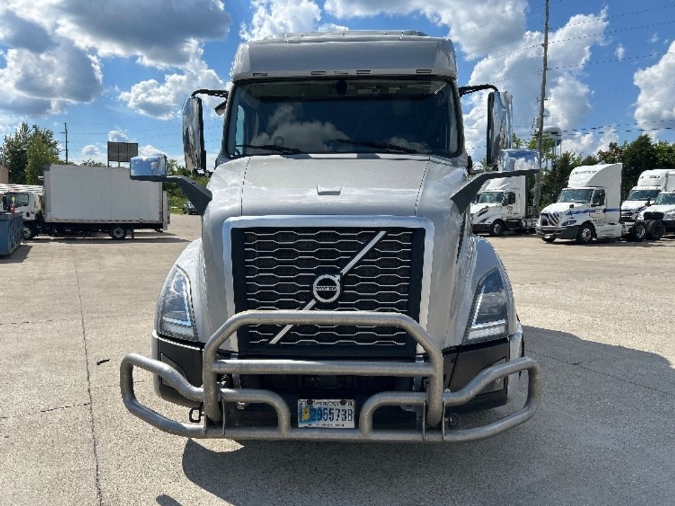 Sleeper Tractor-Heavy Duty Tractors-Volvo-2020-VNL64740-Louisville-KY-516,047\n\t\tmiles-$ 59,750 - Image 2