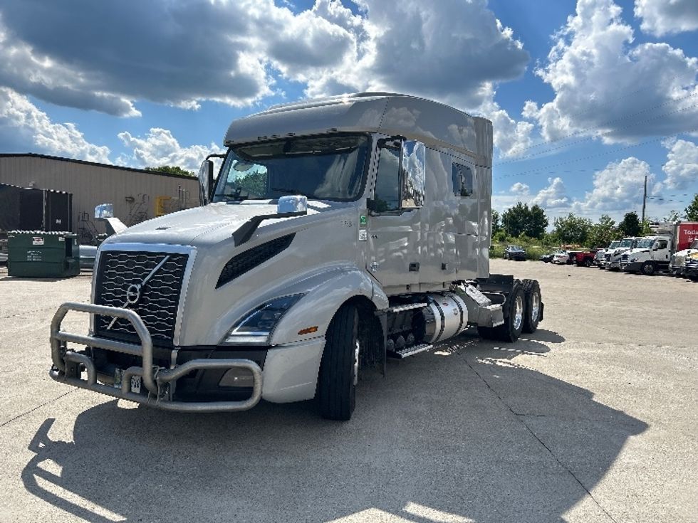 Sleeper Tractor-Heavy Duty Tractors-Volvo-2020-VNL64740-Louisville-KY-516,047\n\t\tmiles-$ 59,750 - Image 3