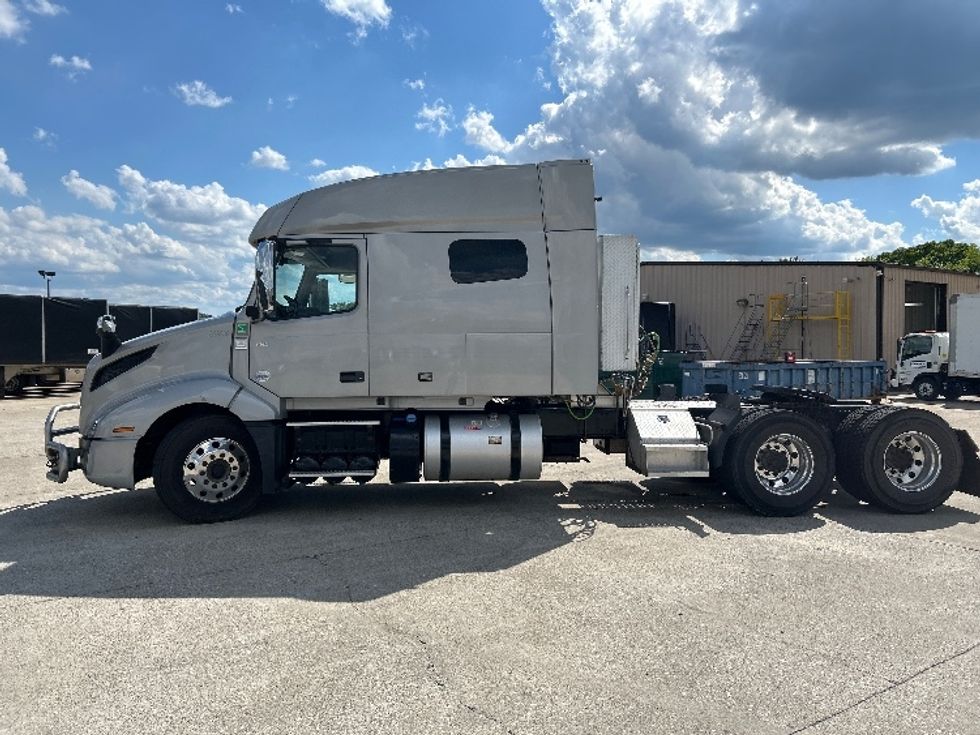 Sleeper Tractor-Heavy Duty Tractors-Volvo-2020-VNL64740-Louisville-KY-516,047\n\t\tmiles-$ 59,750 - Image 4