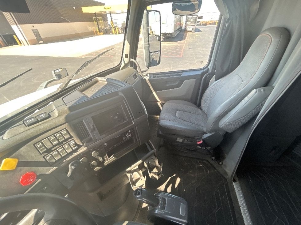 Sleeper Tractor-Heavy Duty Tractors-Volvo-2020-VNL64740-Lowell-AR-572,709\n\t\tmiles-$ 52,750 - Image 10