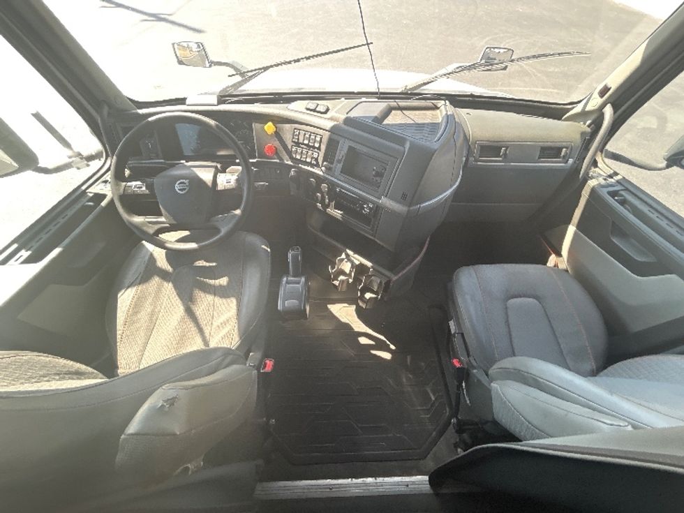 Sleeper Tractor-Heavy Duty Tractors-Volvo-2020-VNL64740-Lowell-AR-572,709\n\t\tmiles-$ 52,750 - Image 12