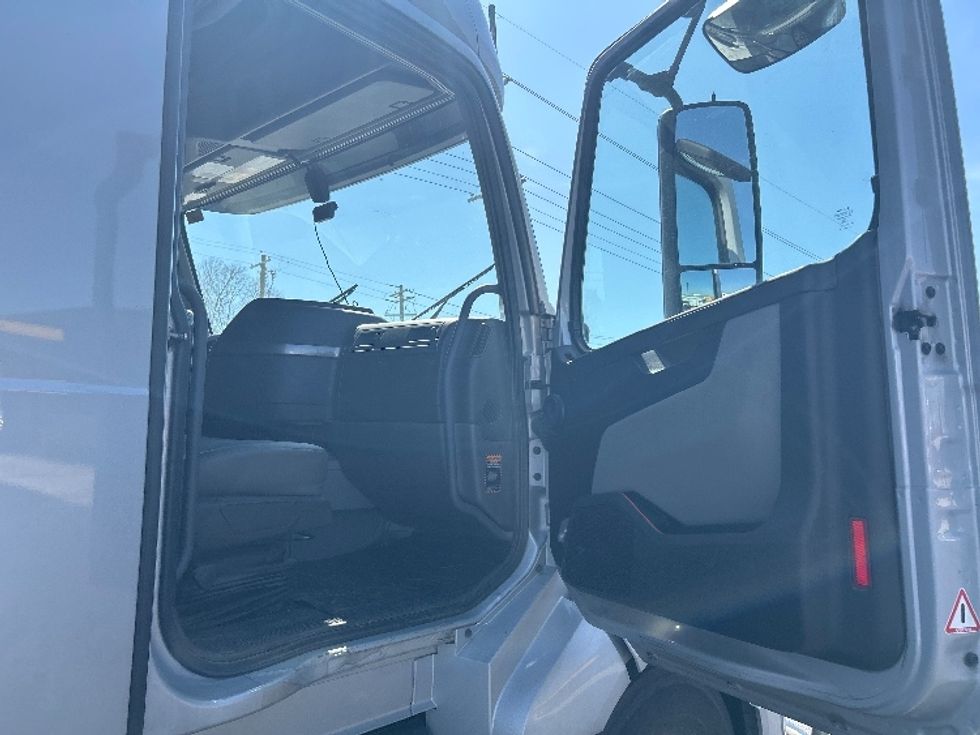 Sleeper Tractor-Heavy Duty Tractors-Volvo-2020-VNL64740-Lowell-AR-572,709\n\t\tmiles-$ 52,750 - Image 13