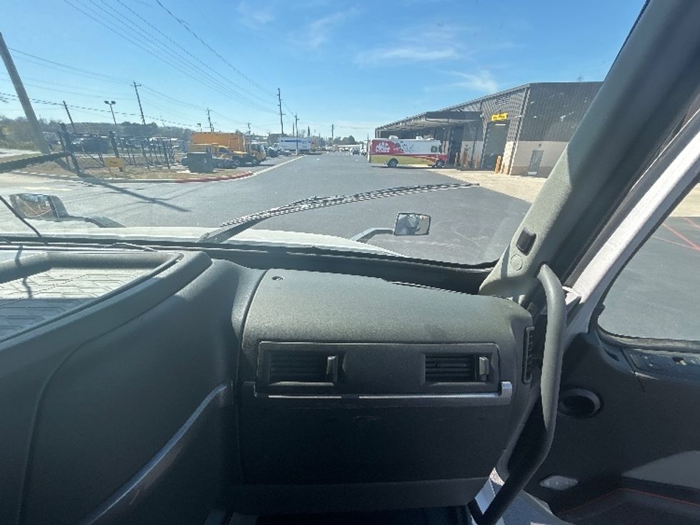 Sleeper Tractor-Heavy Duty Tractors-Volvo-2020-VNL64740-Lowell-AR-572,709\n\t\tmiles-$ 52,750 - Image 14