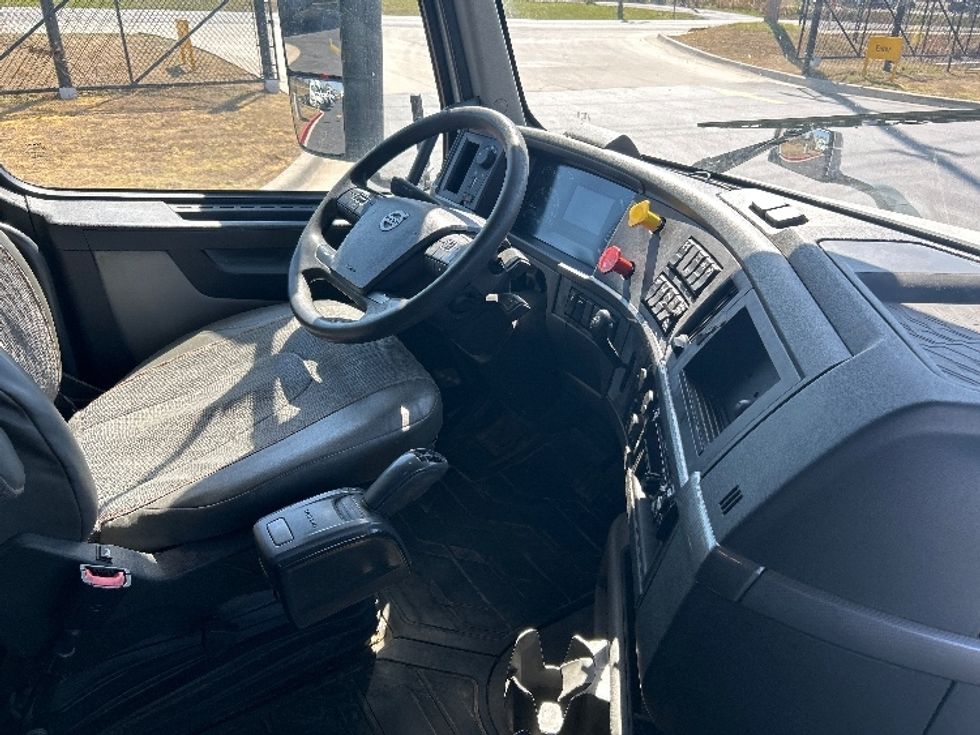Sleeper Tractor-Heavy Duty Tractors-Volvo-2020-VNL64740-Lowell-AR-572,709\n\t\tmiles-$ 52,750 - Image 15