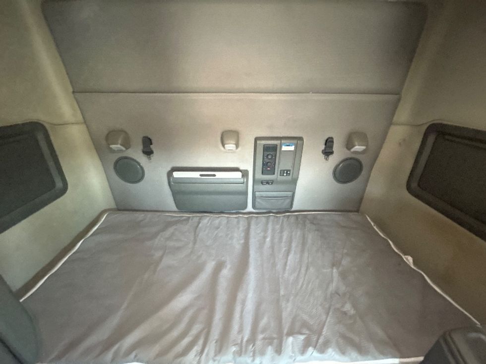 Sleeper Tractor-Heavy Duty Tractors-Volvo-2020-VNL64740-Lowell-AR-572,709\n\t\tmiles-$ 52,750 - Image 16