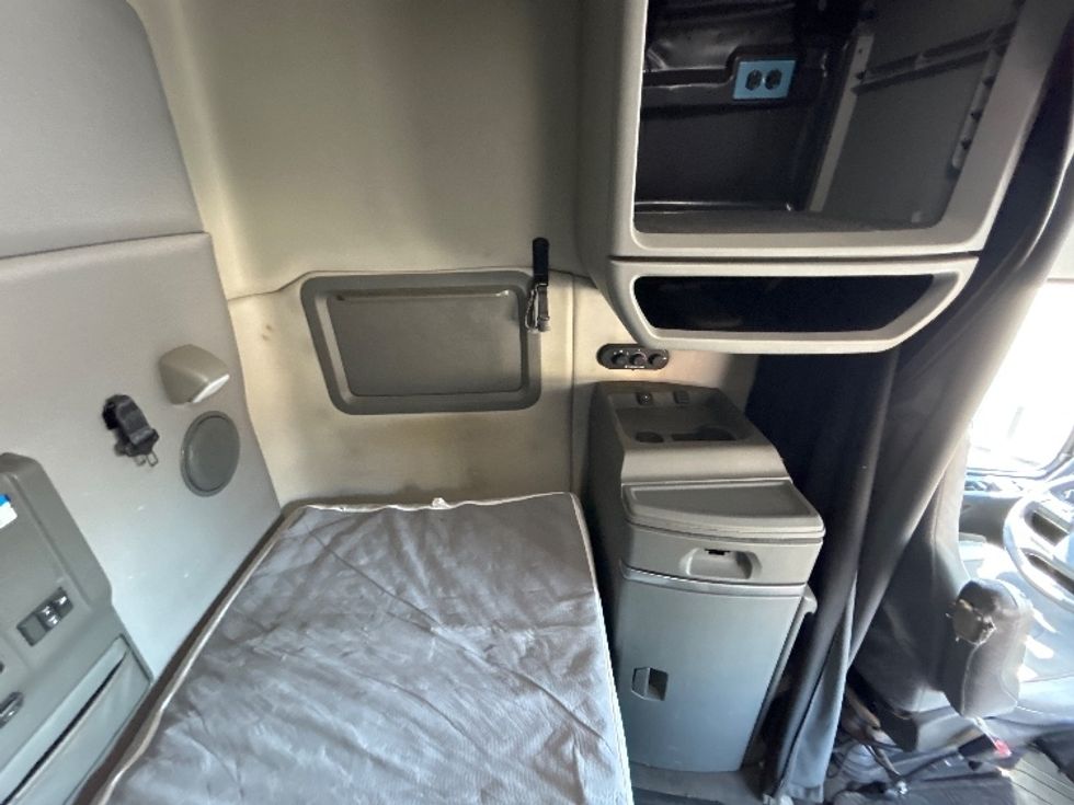 Sleeper Tractor-Heavy Duty Tractors-Volvo-2020-VNL64740-Lowell-AR-572,709\n\t\tmiles-$ 52,750 - Image 17