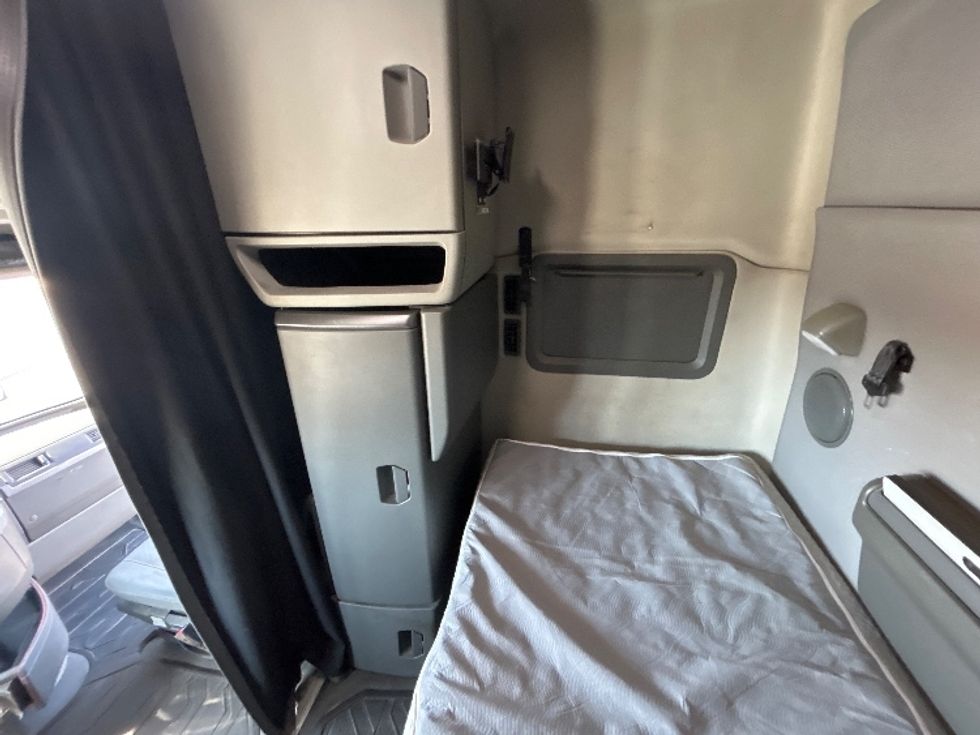 Sleeper Tractor-Heavy Duty Tractors-Volvo-2020-VNL64740-Lowell-AR-572,709\n\t\tmiles-$ 52,750 - Image 18