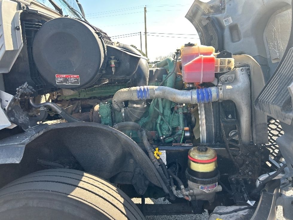 Sleeper Tractor-Heavy Duty Tractors-Volvo-2020-VNL64740-Lowell-AR-572,709\n\t\tmiles-$ 52,750 - Image 19
