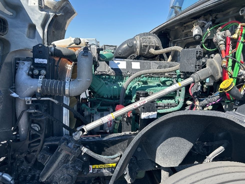 Sleeper Tractor-Heavy Duty Tractors-Volvo-2020-VNL64740-Lowell-AR-572,709\n\t\tmiles-$ 52,750 - Image 20