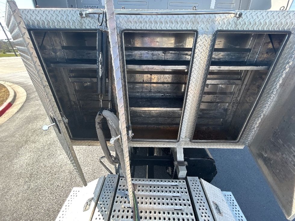 Sleeper Tractor-Heavy Duty Tractors-Volvo-2020-VNL64740-Lowell-AR-572,709\n\t\tmiles-$ 52,750 - Image 22