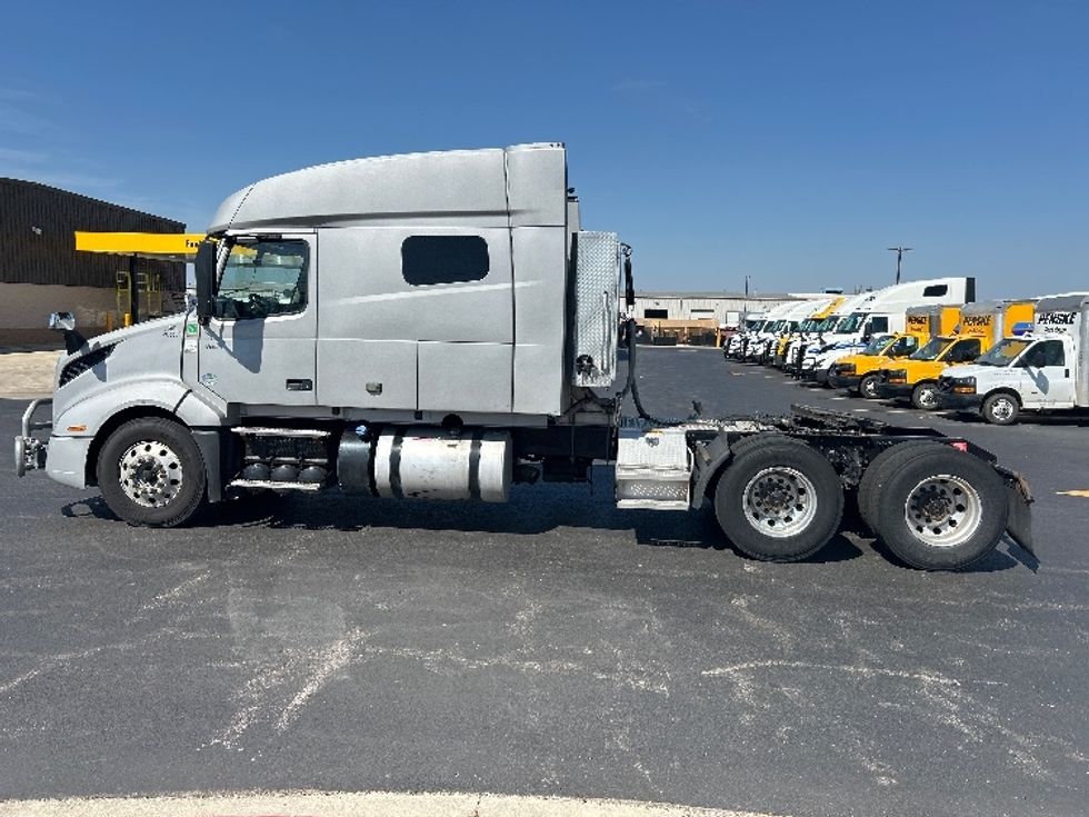 Sleeper Tractor-Heavy Duty Tractors-Volvo-2020-VNL64740-Lowell-AR-572,709\n\t\tmiles-$ 52,750 - Image 4