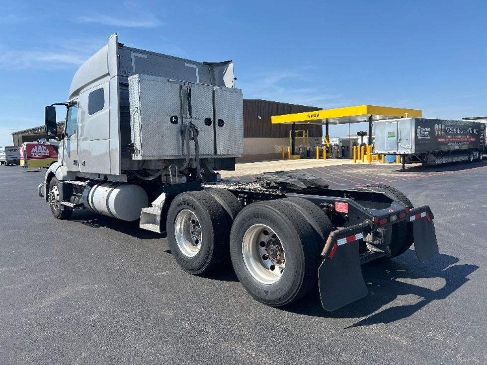 Sleeper Tractor-Heavy Duty Tractors-Volvo-2020-VNL64740-Lowell-AR-572,709\n\t\tmiles-$ 52,750 - Image 5
