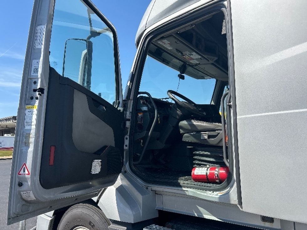 Sleeper Tractor-Heavy Duty Tractors-Volvo-2020-VNL64740-Lowell-AR-572,709\n\t\tmiles-$ 52,750 - Image 9