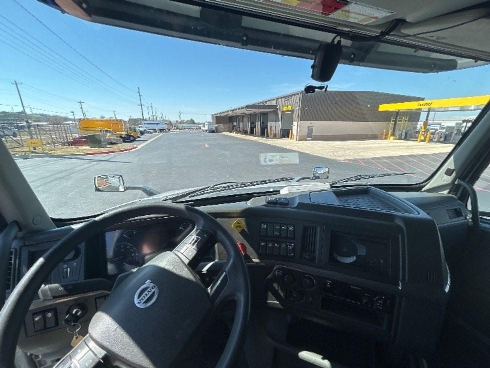 Sleeper Tractor-Heavy Duty Tractors-Volvo-2020-VNL64740-Lowell-AR-594,184\n\t\tmiles-$ 52,250 - Image 11