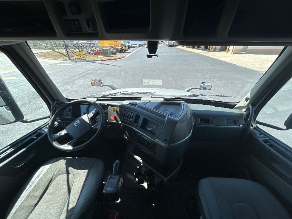 Sleeper Tractor-Heavy Duty Tractors-Volvo-2020-VNL64740-Lowell-AR-594,184\n\t\tmiles-$ 52,250 - Image 12