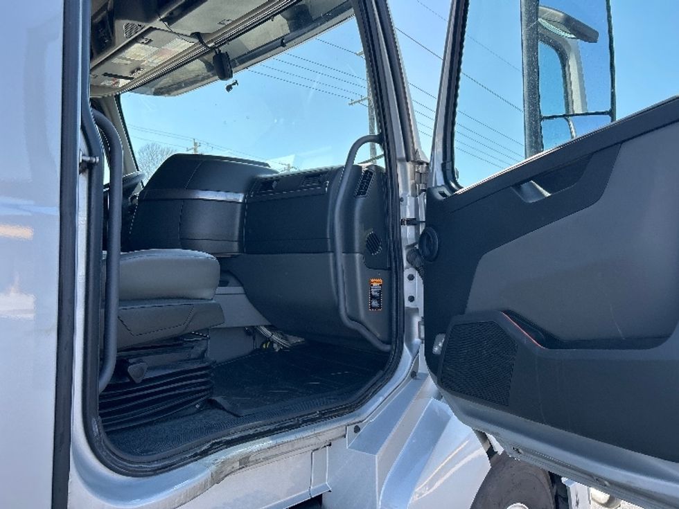 Sleeper Tractor-Heavy Duty Tractors-Volvo-2020-VNL64740-Lowell-AR-594,184\n\t\tmiles-$ 52,250 - Image 13