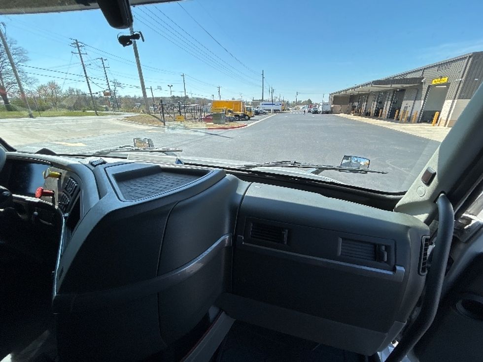 Sleeper Tractor-Heavy Duty Tractors-Volvo-2020-VNL64740-Lowell-AR-594,184\n\t\tmiles-$ 52,250 - Image 14