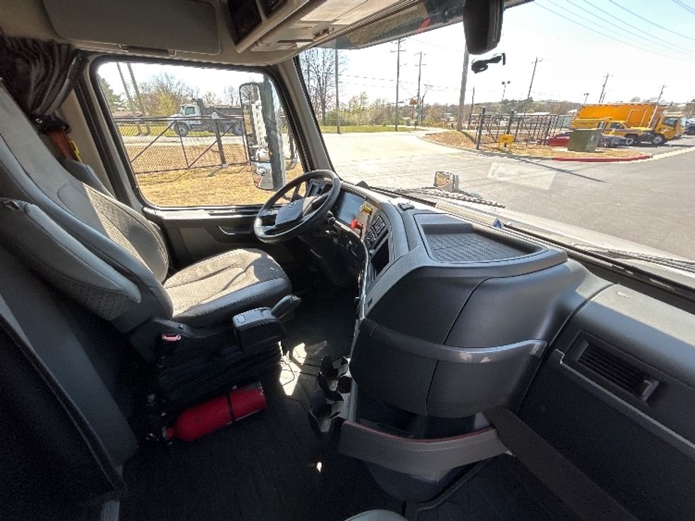 Sleeper Tractor-Heavy Duty Tractors-Volvo-2020-VNL64740-Lowell-AR-594,184\n\t\tmiles-$ 52,250 - Image 15