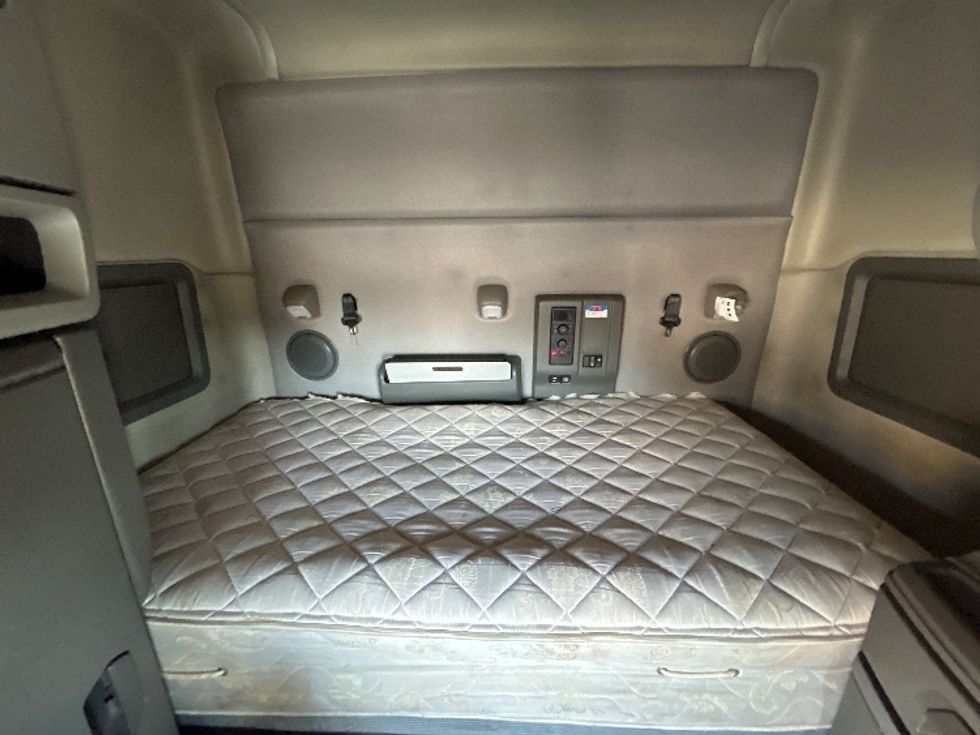 Sleeper Tractor-Heavy Duty Tractors-Volvo-2020-VNL64740-Lowell-AR-594,184\n\t\tmiles-$ 52,250 - Image 16