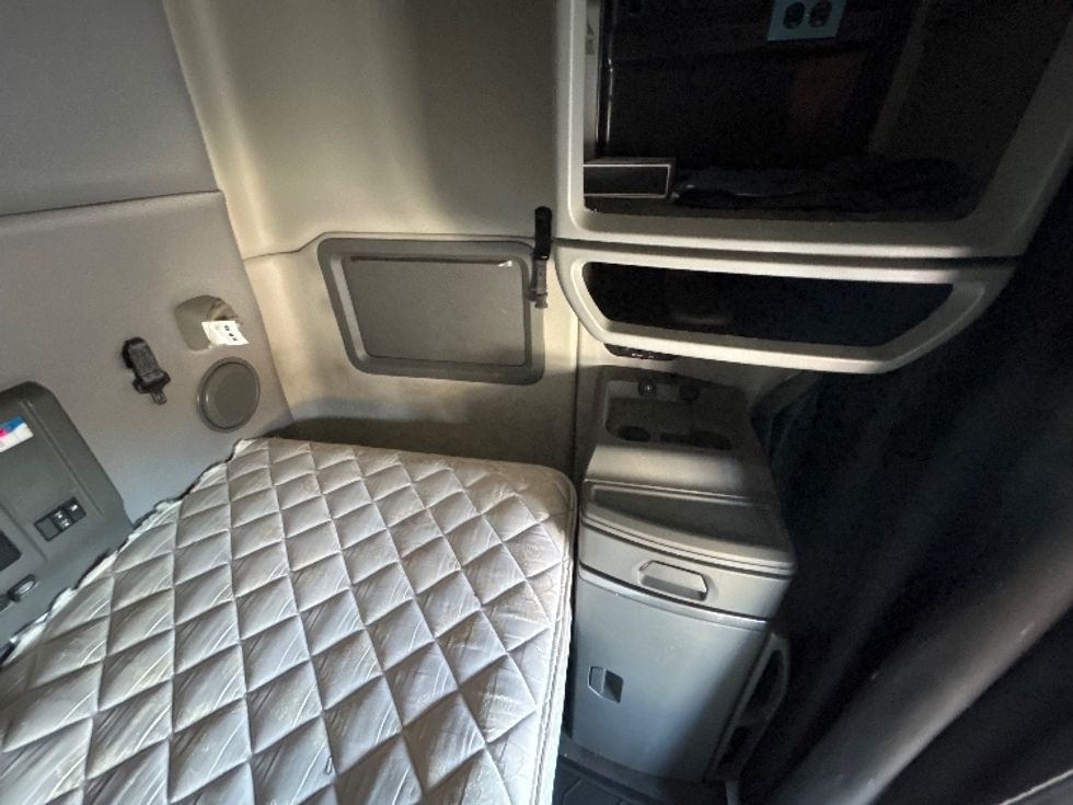 Sleeper Tractor-Heavy Duty Tractors-Volvo-2020-VNL64740-Lowell-AR-594,184\n\t\tmiles-$ 52,250 - Image 17