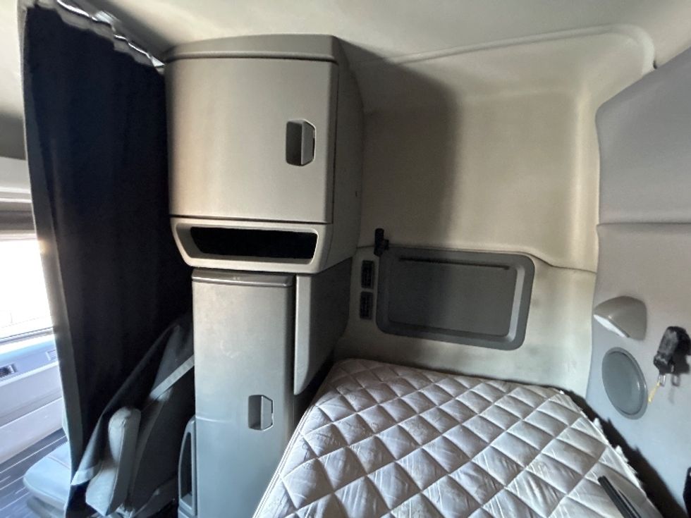 Sleeper Tractor-Heavy Duty Tractors-Volvo-2020-VNL64740-Lowell-AR-594,184\n\t\tmiles-$ 52,250 - Image 18