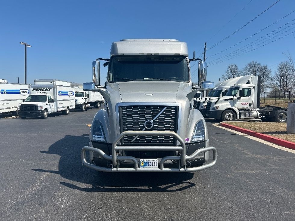Sleeper Tractor-Heavy Duty Tractors-Volvo-2020-VNL64740-Lowell-AR-594,184\n\t\tmiles-$ 52,250 - Image 2