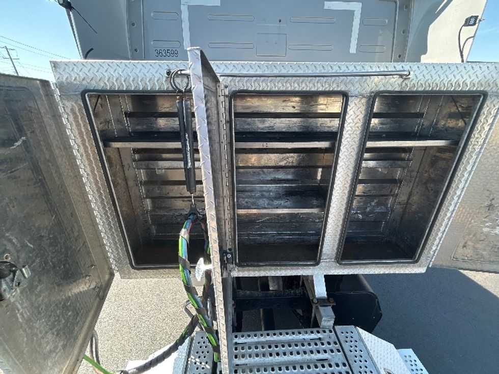 Sleeper Tractor-Heavy Duty Tractors-Volvo-2020-VNL64740-Lowell-AR-594,184\n\t\tmiles-$ 52,250 - Image 22