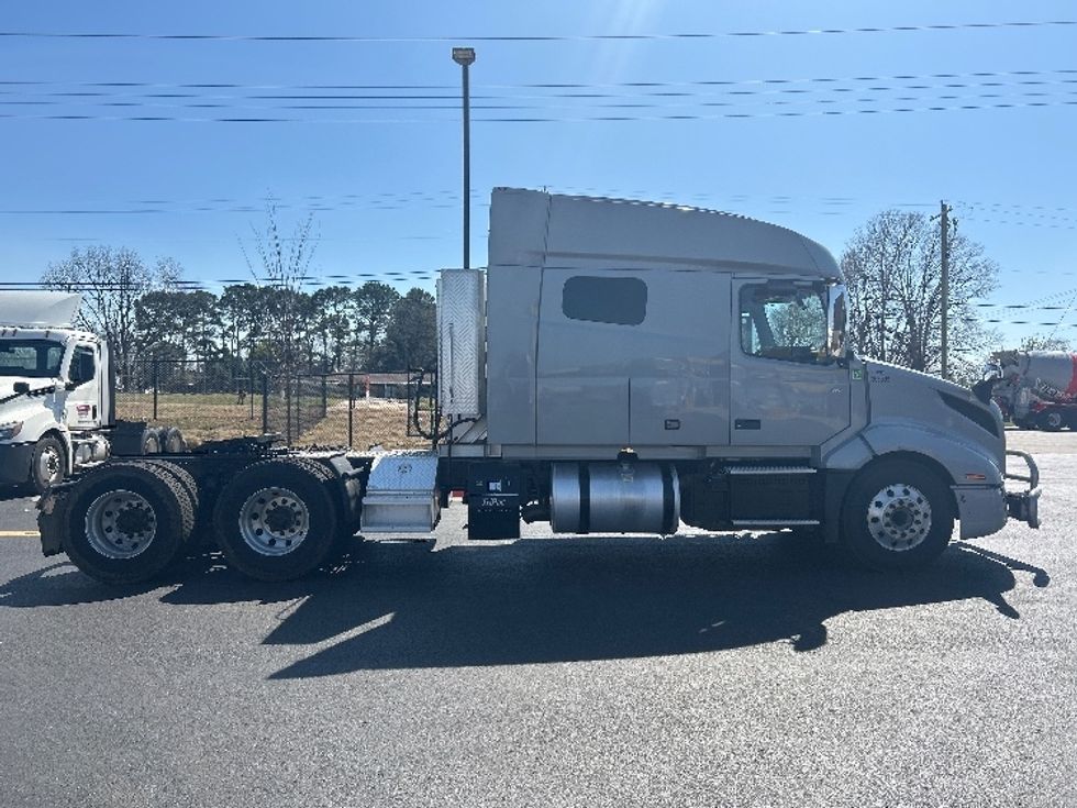 Sleeper Tractor-Heavy Duty Tractors-Volvo-2020-VNL64740-Lowell-AR-594,184\n\t\tmiles-$ 52,250 - Image 8