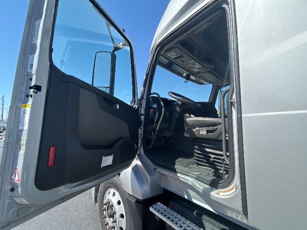 Sleeper Tractor-Heavy Duty Tractors-Volvo-2020-VNL64740-Lowell-AR-594,184\n\t\tmiles-$ 52,250 - Image 9