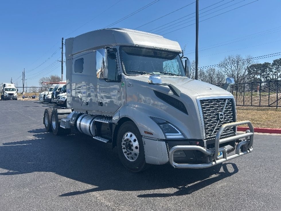 Sleeper Tractor-Heavy Duty Tractors-Volvo-2020-VNL64740-Lowell-AR-617,418\n\t\tmiles-$ 55,750 - Image 1