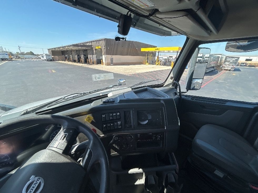 Sleeper Tractor-Heavy Duty Tractors-Volvo-2020-VNL64740-Lowell-AR-617,418\n\t\tmiles-$ 55,750 - Image 10