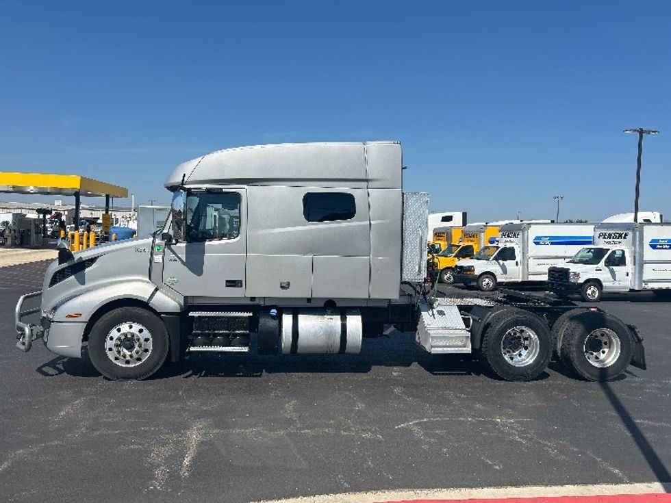 Sleeper Tractor-Heavy Duty Tractors-Volvo-2020-VNL64740-Lowell-AR-617,418\n\t\tmiles-$ 55,750 - Image 4