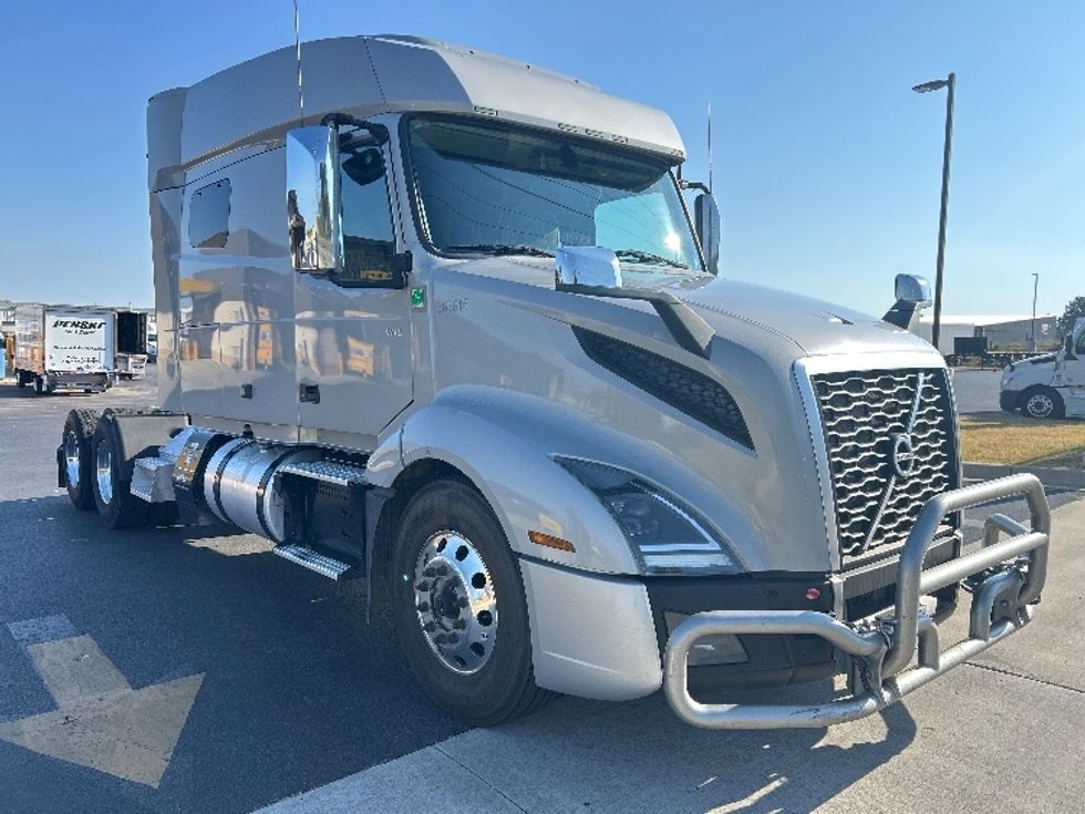 Sleeper Tractor-Heavy Duty Tractors-Volvo-2020-VNL64740-Lowell-AR-654,052\n\t\tmiles-$ 58,250 - Image 1