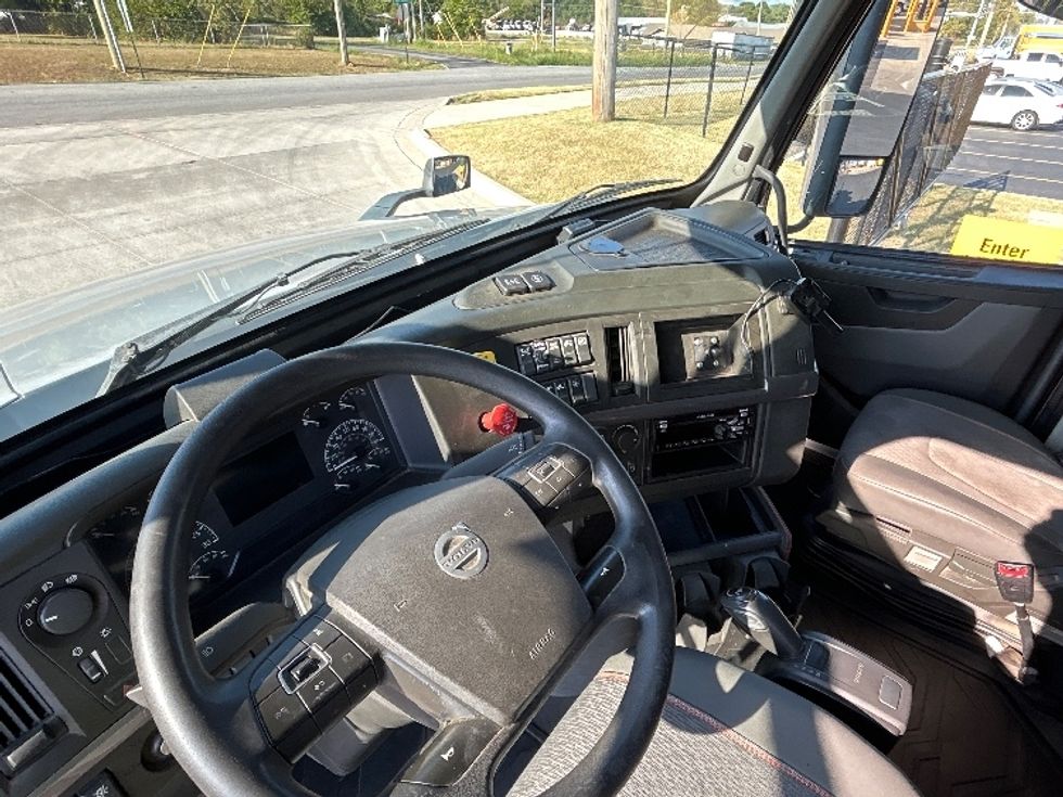 Sleeper Tractor-Heavy Duty Tractors-Volvo-2020-VNL64740-Lowell-AR-654,052\n\t\tmiles-$ 58,250 - Image 10