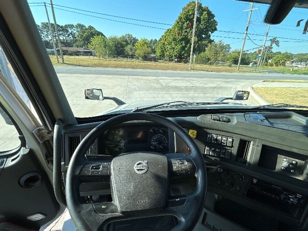 Sleeper Tractor-Heavy Duty Tractors-Volvo-2020-VNL64740-Lowell-AR-654,052\n\t\tmiles-$ 58,250 - Image 11