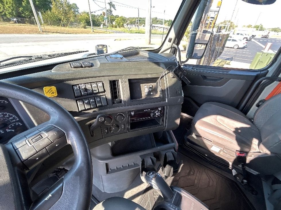 Sleeper Tractor-Heavy Duty Tractors-Volvo-2020-VNL64740-Lowell-AR-654,052\n\t\tmiles-$ 58,250 - Image 12